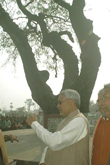 Nitish visited Bapu Ghat, Neelahi Kothi & Neem Tree associted with Gandhi 