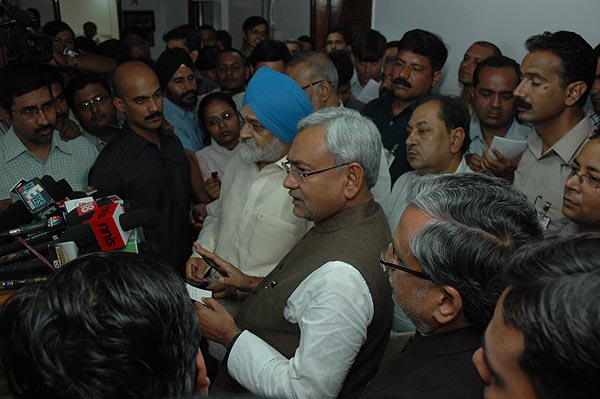 Bihar Chief Minister, Nitish Kr. & Deputy Chairman Planning Commission, M.S. Ahluwalia while addressing the scribes after the Bihar Annual Plan discussion held at Yojna Bhawan, New Delhi on 27th June 2012.