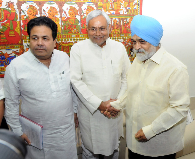 Nitish Kumar meeting the Deputy Chairman, Planning Commission,  Montek Singh Ahluwalia for finalizing plan size for 2013-14 for the State, in New Delhi on May 15, 2013. The Minister of State for Parliamentary Affairs & Planning, Rajiv Shukla is also seen.