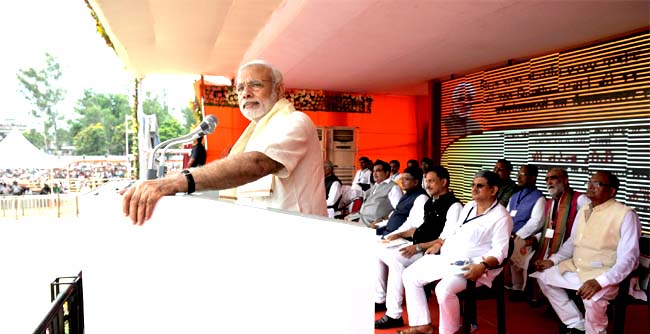 Narendra Modi addressing at the dedication of the National Highway projects to the nation, at Ara, in Bihar on August 18, 2015. 