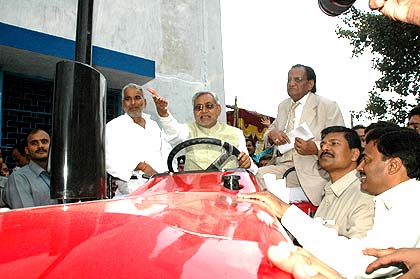 CM on Sonalika tractor, together we can see Industry minister Gautam Singh & chairman of the Solanika Group of Companies, L D Mittal