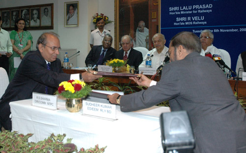 The Executive Director (EEM) Railway Board,  Sudheer Kumar and the Director (Comm.) NTPC,  R.S. Sharma are exchanging the signed documents of the Joint Venture Agreement between Railways and National Thermal Power Corporation (NTPC) for setting up Bhartiya Rail Bijlee Company Ltd., a 1000 MW Power Plant at Nabinagar Bihar in the presence of the Union Minister for Railways,  Lalu Prasad, Union Power Minister, Sushil Kumar Shinde, in New Delhi on November 06, 2007. 
