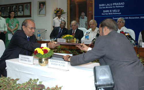 The Executive Director (EEM) Railway Board, Sudheer Kumar and the Director (Comm.) NTPC, R.S. Sharma are exchanging the signed documents of the Joint Venture Agreement between Railways and National Thermal Power Corporation (NTPC) for setting up Bhartiya Rail Bijlee Company Ltd., a 1000 MW Power Plant at Nabinagar Bihar in the presence of the Union Minister for Railways, Lalu Prasad, Union Power Minister, Sushil Kumar Shinde, in New Delhi on November 06, 2007.