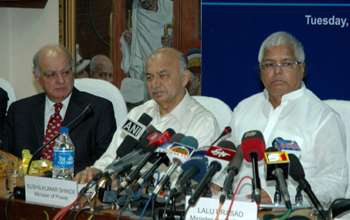 The Union Minister for Railways, Lalu Prasad and the Union Power Minister, Sushil Kumar Shinde briefing the media after the Joint Venture Agreement between Railways and National Thermal Power Corporation (NTPC) for setting up Bhartiya Rail Bijlee Company Ltd., a 1000 MW Power Plant at Nabinagar