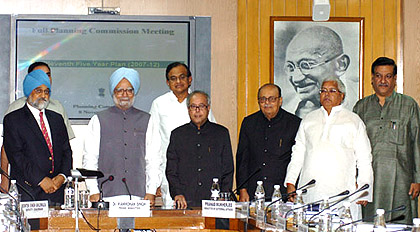 Prime Minister, Manmohan Singh with Deputy Chairman, Planning Commission, Montek Singh Ahluwalia, Union Minister of External Affairs, Pranab Mukherjee, Union Minister for Railways, Lalu Prasad and Union Minister for Human Resource Development, Arjun Singh and his cabinet colleague at the meeting of the full Planning Commission for approval of the XIth Plan, in New Delhi on November 07, 2007.