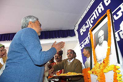 Nitish paying  floral tribute to late Gulam Sarwar on the occasion of birth anniversary of Gulam Sarwar on 10th January 2008 at S K Memorial Hall, Patna