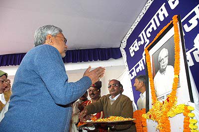 Nitish paying floral tribute to late Gulam Sarwar on the occasion of birth anniversary of Gulam Sarwar on 10th January 2008 at S K Memorial Hall, Patna