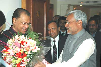 Nitish Kumar, Chief Minister, Bihar  presenting a bouquet to Navin Chandra Ramgulam, P.M. of Mauritius in New Delhi on 9 January 2008
