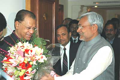 Nitish Kumar, Chief Minister, Bihar presenting a bouquet to Navin Chandra Ramgulam, P.M. of Mauritius in New Delhi on 9 January 2008