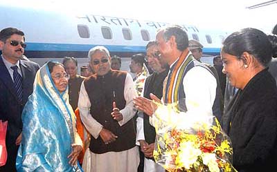President of India Smt. Pratibha Devi Singh Patil being received by the Governor of Bihar  R.S. Gavai, Chief Minister Nitish Kumar and his cabinet colleagues at  Bodh Gaya Airport on 15th Feb., 2008. 