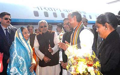 President of India Smt. Pratibha Devi Singh Patil being received by the Governor of Bihar R.S. Gavai, Chief Minister Nitish Kumar and his cabinet colleagues at Bodh Gaya Airport on 15th Feb., 2008.